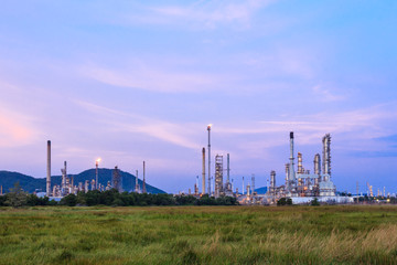 Fototapeta na wymiar Oil refinery plant at twilight night