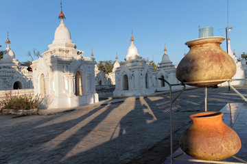 Fototapeta na wymiar La bibliothèque de la pagode Kuthodaw