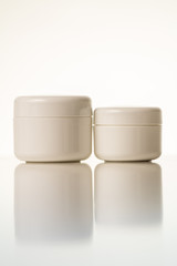 Große und kleine Cremedose im direkten Vergleich