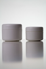 Großer und kleiner Cremetopf