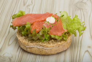 Salmon sandwich with thyme