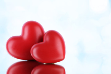 Obraz premium Red hearts on light background