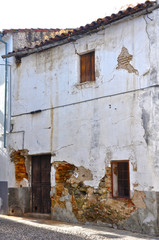 Fototapeta na wymiar Coria, Cáceres, vivienda deshabitada, estragos, deterioro