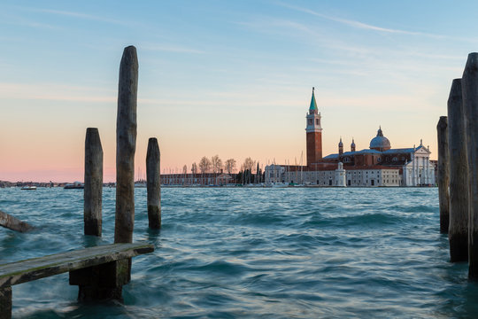 Venezia al tramonto con attracchi gondola