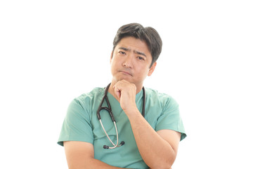 疲れた表情の医師