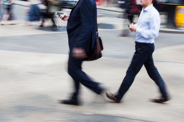 Geschäftsmänner auf der Straße in Bewegungsunschärfe