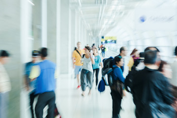 Menschen am Flughafen mit kreativem Zoom-Effekt