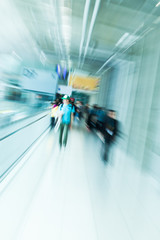 Menschen am Flughafen mit kreativem Zoom-Effekt