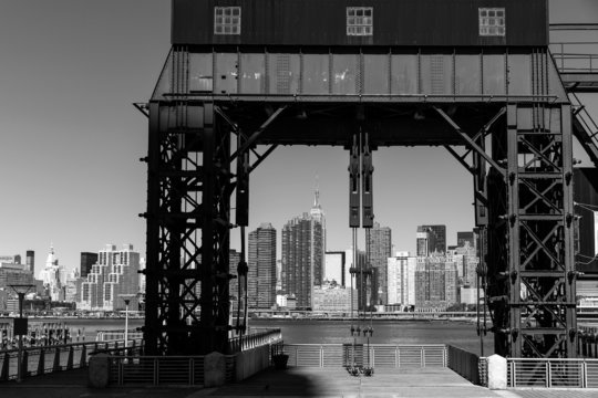 Fototapeta Manhattan New York skyline BW from East