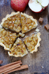 Tart with apples cut into pieces