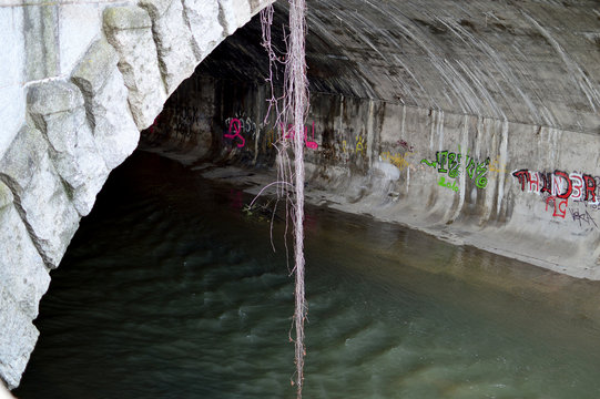 Flussbett mit Gew&ouml;lbe