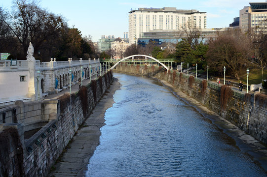 Wienfluss mit Brücke und Promenaden