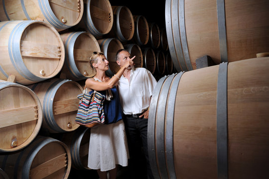 Fototapeta Tourism-Couple visiting a castle in the Bordeaux vineyard