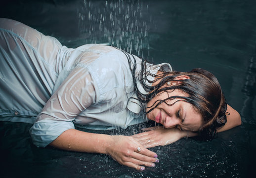 Portrait of the girl under drops