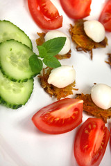 Mozzarella, Rösti und Salat