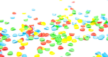 Konfetti auf weißem Hintergrund