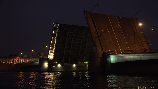Tuchkov drawbridge. Saint-Petersburg. Timelapse. 4K.