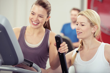 fitness-trainerin unterstützt eine sportlerin