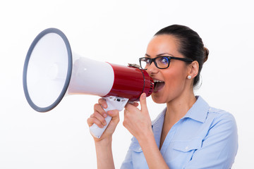 junge frau schreit ins megaphone