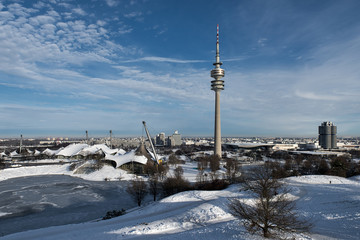 Fototapeta na wymiar Olympiagelände München im Winter
