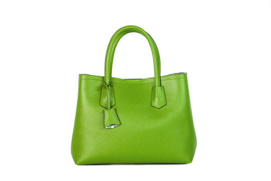 Bolso verde de mujer sobre fondo blanco aislado. Vista de frente. Copy space