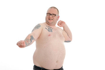 Dicker Mann streckt sich