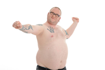 Dicker Mann streckt sich