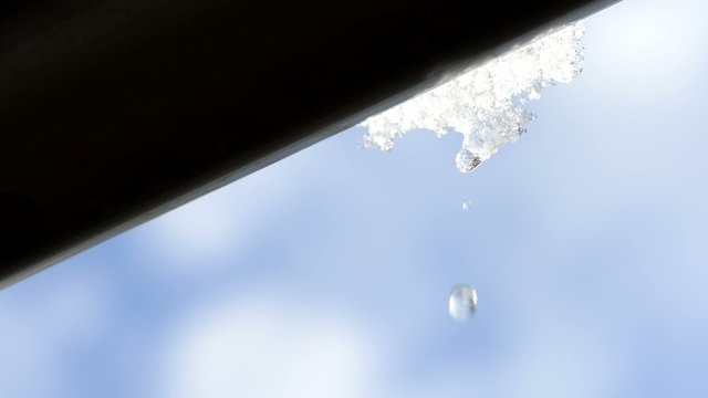 融雪の水が滴る屋根