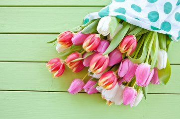 Bunte Tulpen auf gruenem Hintergrund