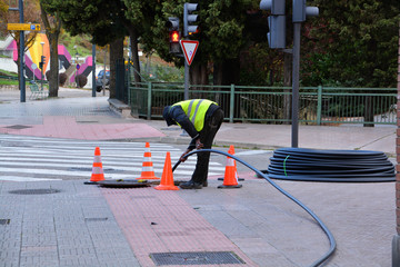 obrero trabajando en la calle
