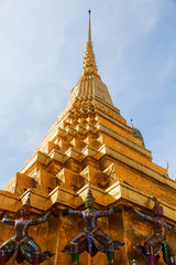 Fototapeta premium goldener Chedi am Wat Phra Kaeo in Bangkok