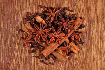 Star anise, cinnamon sticks and cloves