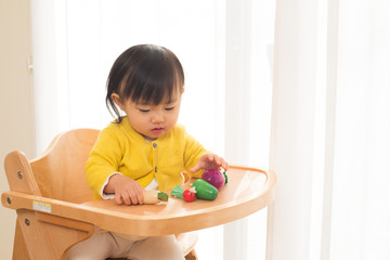 おもちゃで遊ぶ赤ちゃん