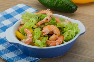 Salad with shrimps and avocado