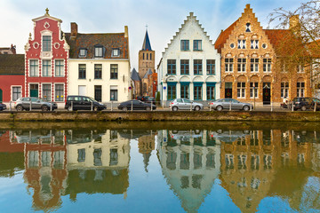 Obraz premium Scenic city view of Bruges canal with beautiful houses