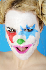 Clown mit bunter Schminke schaut böse