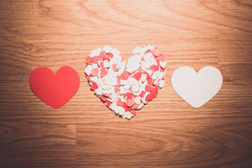 Fototapeta na wymiar many red and white heart on a wooden background