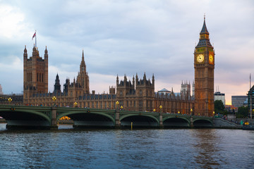 Obraz na płótnie Canvas Big Ben and houses of Parliament in dusk