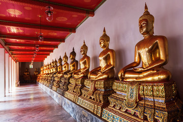 golden Buddhastatuen am Tempel Wat Pho in Bangkok