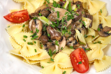 Farfalle mit Geflügelherzen und Pilzrahmsauce