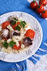 Salad with octopus, pasta and tomato