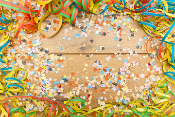 Party Hintergrund mit Konfetti und Luftschlangen