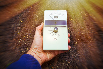 Mann mit Geigerzähler misst radioaktive Strahlung