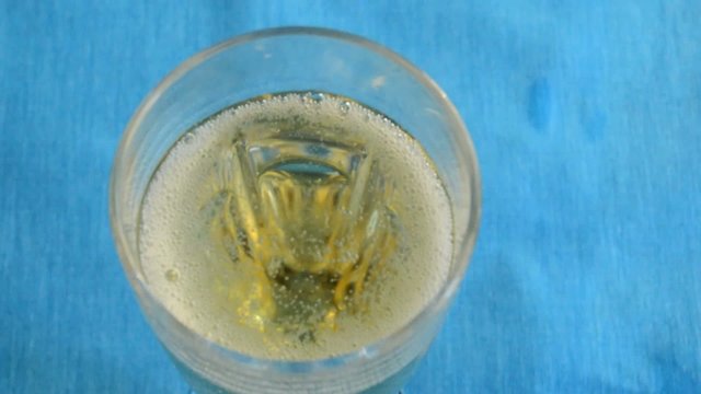 Pour Champagne 2