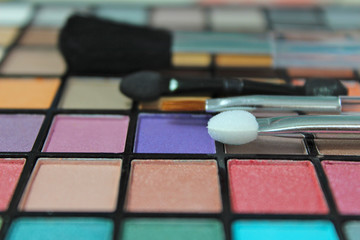 eyeshadow palette with make up brushes