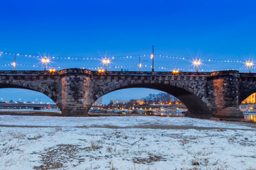 Fototapeta na wymiar Augustusbrücke Dresden (Blaue Stunde)
