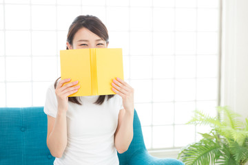 部屋で本を読む女性