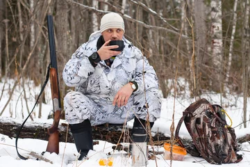 Papier Peint photo Lavable Chasser hunter during the rest on winter hunting