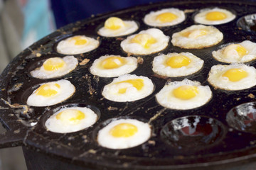 making fried quail eggs in asia market