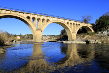 Fototapeta na wymiar le pont de Collias